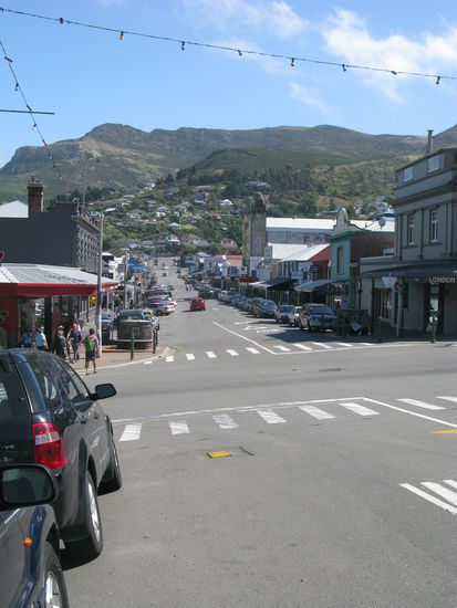 Das wunderschoen gelegene Doerfchen "Lyttelton".