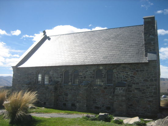 Die kleine &amp; suesse Kapelle steht direkt am See.