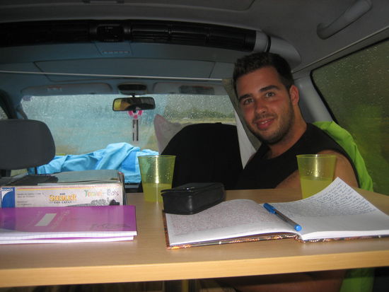 Hier bei Regen &amp; Sturm im Auto. Mit Tagebuch schreiben und Siedler spielen waren wir trotzdem beschaeftigt. 