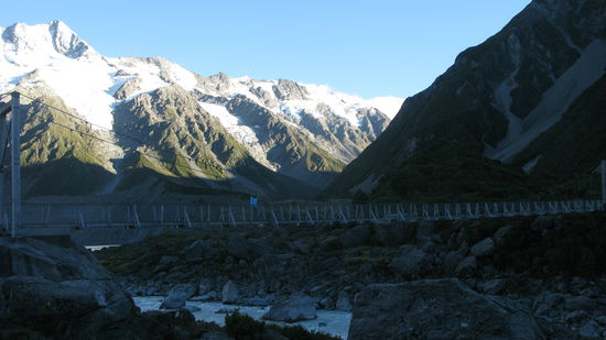 Los gings mit der Wanderung ueber eine Haengebruecke. Fraenzi in ferner Weite...