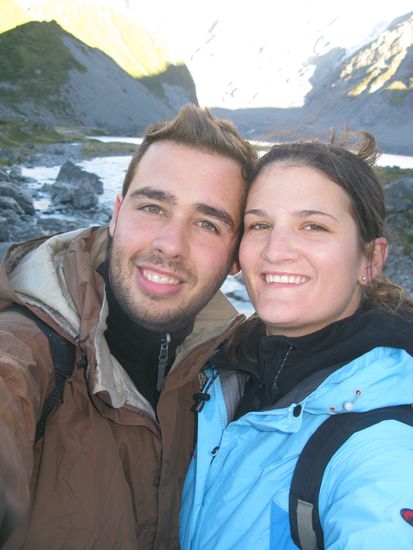 Zwei Wandernde gut gelaunt 