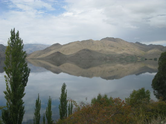 Auf der Fahrt durch Neuseeland trifft man immer wieder auf herrliche Fotomotive. Wie hier die traumhafte Spiegelung!