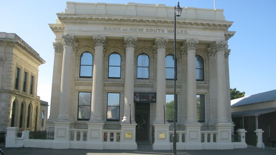 In der Stadt gibt es viele dieser antiken Gebaeude. Der weisse Sandstein laesst sich besonders gut bearbeiten &amp; brachte der Stadt Reichtum.