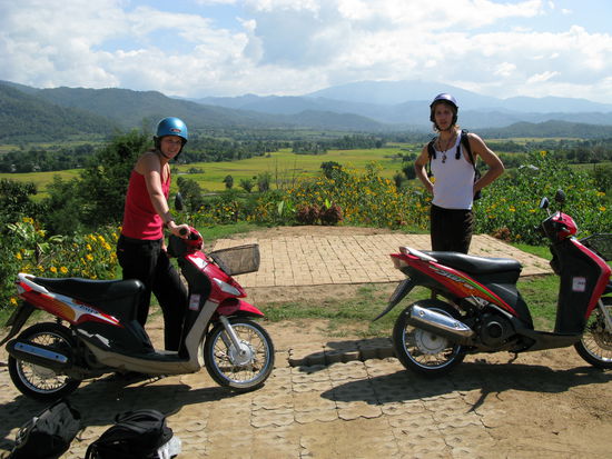 Mit Benzin &amp; Schluessel gehts zu den heissen Quellen.