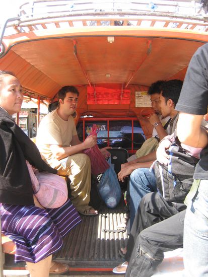 Im Sawngthaew: Celo versucht sich mit den Einheimischen zu unterhalten.