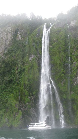 Auf der Cruise Tour ging es an zwei riesigen Wasserfaellen vorbei.