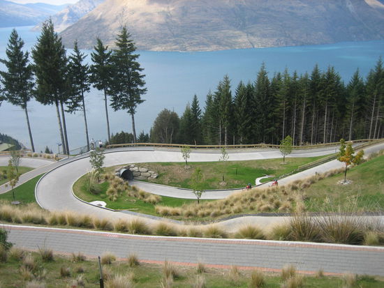 ... um danach in vollem Tempo runter zu rodeln 