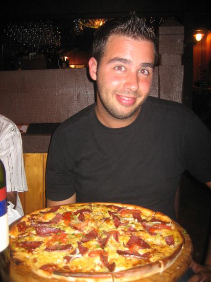 Im "the cow" goennten wir uns die erste Pizza seit wir unterwegs sind. Sie war soooooo riesig, dass wir sie sogar einpacken lassen mussten. 