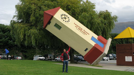 Im Puzzling World stemmte Celo kurz mal den Turm in die Hoehe. 