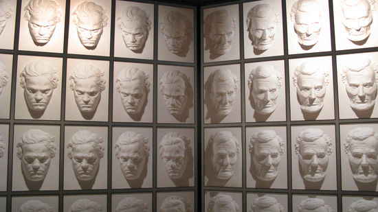 Diese Gesichter verfolgten einem auf Schritt und Tritt. Eine verblueffende Illusion!