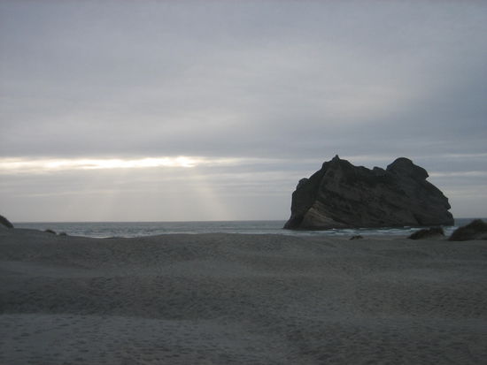Am wunderschoenen "Wharariki Beach"...