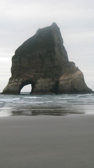 ...ragen diese Felsformationen aus dem Wasser.