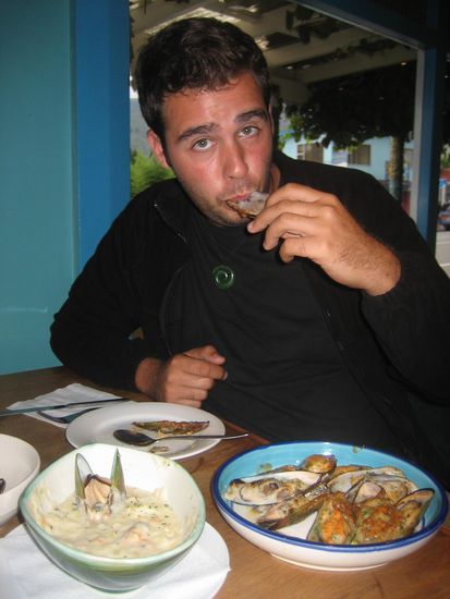 In "Havelock" springt Celo ueber seinen Schatten und probiert Muscheln. Zuerst ein wenig skeptisch, aber dann schmeckten sie ihm doch. 