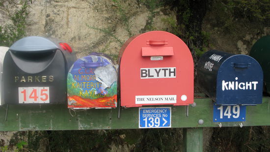 Typisch Kiwis: Ueberall sieht man die winzigen &amp; fantasievollen Briefkaesten vor dem Grundstueck. 