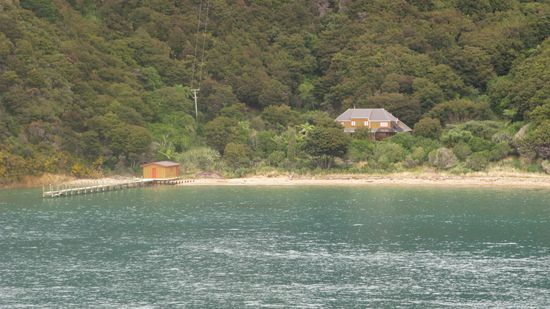 So wuerde das friedliche Leben aussehen: Ein Haeuschen im Gruenen &amp; eigenem Strand -&gt; nur die Yacht fehlt noch...