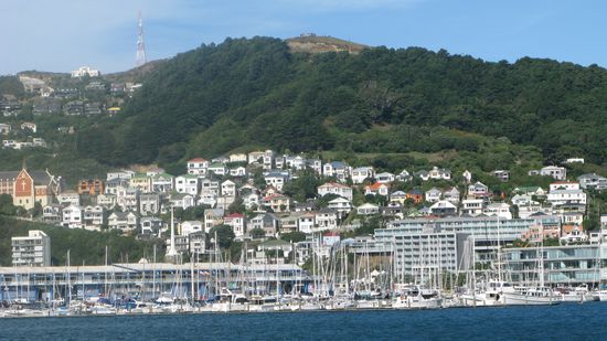 Im Vordergrund die Yachten, im Hintergrund die Villen. Geld muss da sein!