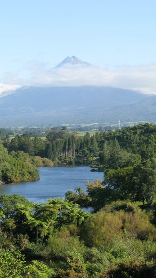 ...erscheint aus den Wolken.