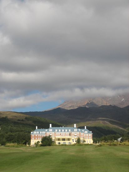 Das "Chateau Tongariro" vor dem in Wolken gehuellten "Mount Ruhapehu" (hoechster Berg der Nordinsel).