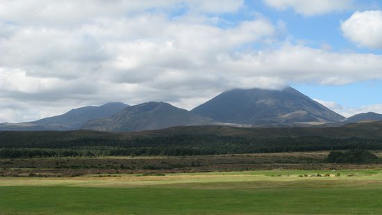 Von unten koennen wir nun endlich die beiden Vulkane (fast wolkenfrei) sehen...
