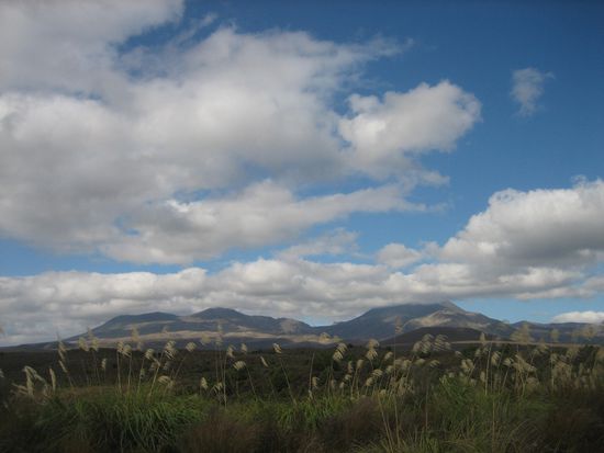 ...links "Mount Tongariro" &amp; rechts "Mount Ngauruhoe" (in Herr der Ringe als Schicksalsberg bekannt).