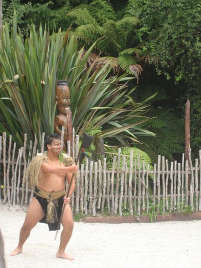 In der "Tamaki Maori Village" wurden wir begruesst...