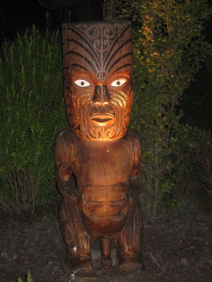 Geschnitzte Figuren schmueckten das ganze Dorf.