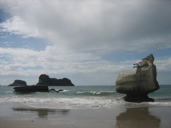 Jegliche Felsformationen schmuecken den Strand.