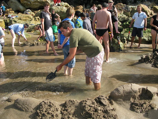 Celo &amp; viele andere Leute bemuehen sich am "Hot Water Beach" wie verrueckt einen Pool zu schaufeln...