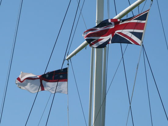 Die englische Flagge und die der Maoris stellen den Zusammenhalt dar.