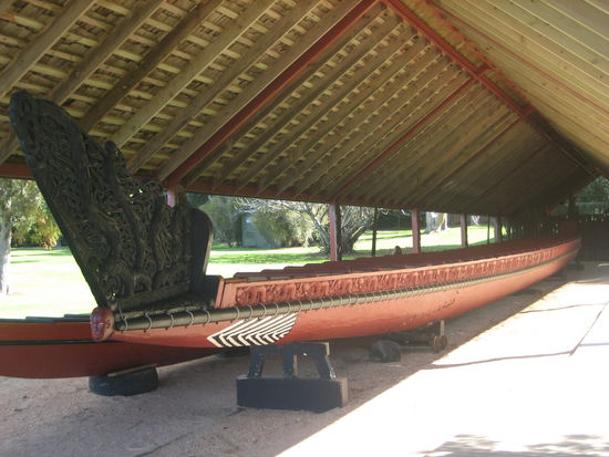 Dieses Kanu wurde zur 100Jahr Feier des Abkommens gebaut.