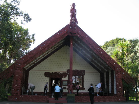 Das Versammlungshaus der Maoris von aussen...