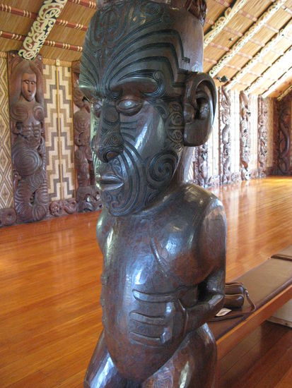 ...und innen. Es ist mit wunderbaren Schnitzereien geschmueckt!