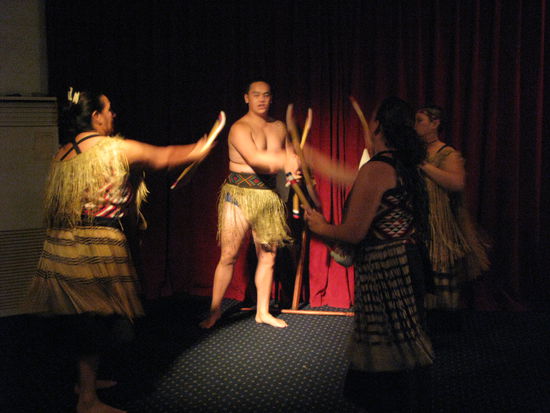 Bei der Vorfuehrung wurde wieder getanzt...