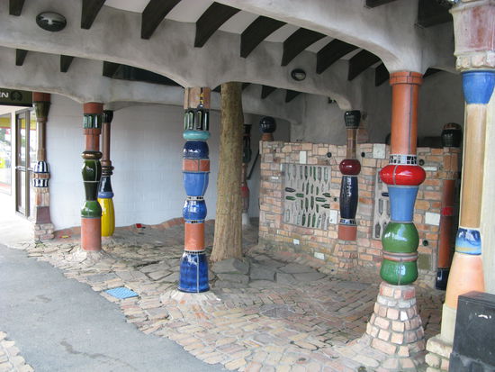 Der Eingang zu den "Hundertwasser" Toiletten.
