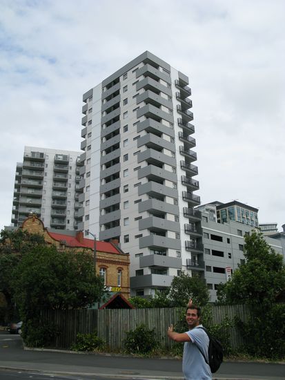 In diesem Hochhaus hat Celo mit seinem Freund Remo vor 4 Jahren gewohnt, als sie in Auckland die Englischschule besuchten. Celo wurde fast ein wenig sentimental.