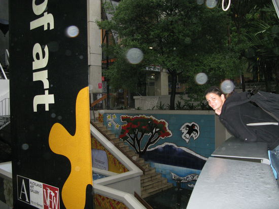 Vor der Artgallery schuettete es in Stroemen! Drinnen wars zum Glueck schoen trocken...