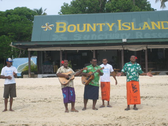 Mit herzlichem Gesang wurden wir auf "Bounty" empfangen.