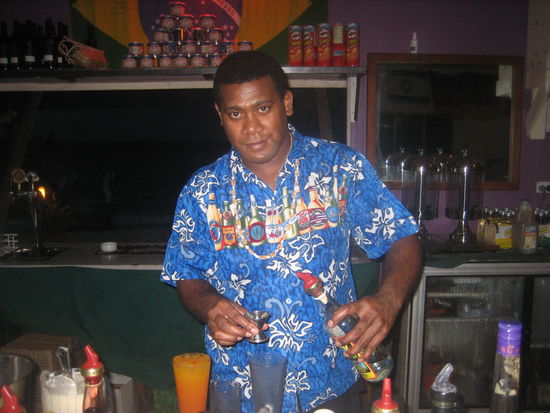 Der Barkeeper "Malu" am Cocktail mixen...