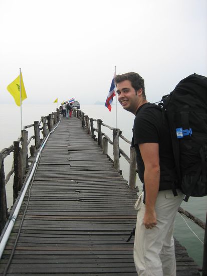 Auf dem Weg zum Katamaran, der uns auf Koh Tao brachte.