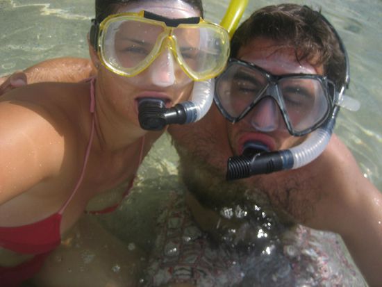 Wir schnorchelten fast Tag &amp; Nacht, aber wie man sieht ist Celo noch ein wenig muede...