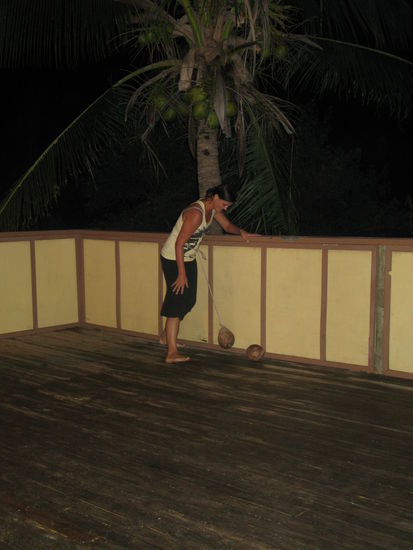 Bei der Abendanimation musste Fraenzi dran glauben, und ein Kokosnussrennen bestreiten. War witzig! 