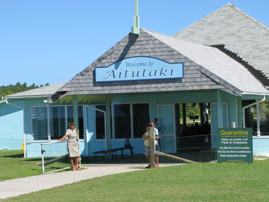 Der niedliche Flughafen in Aitutaki. Ob sich sowas ueberhaupt schon Flughafen nennen darf? 