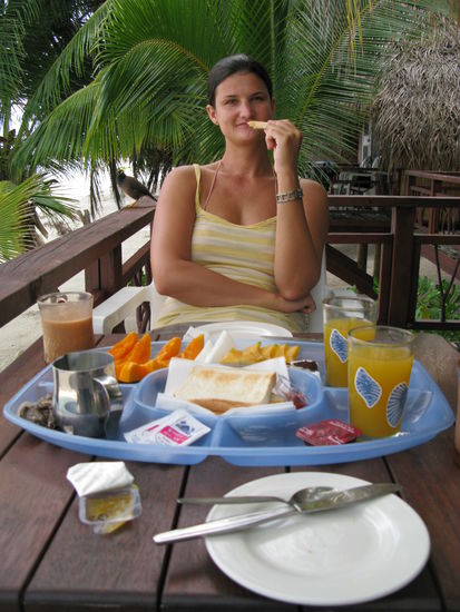 Das leckere Fruehstueck bekamen wir jeden Morgen auf's Zimmer gebracht.