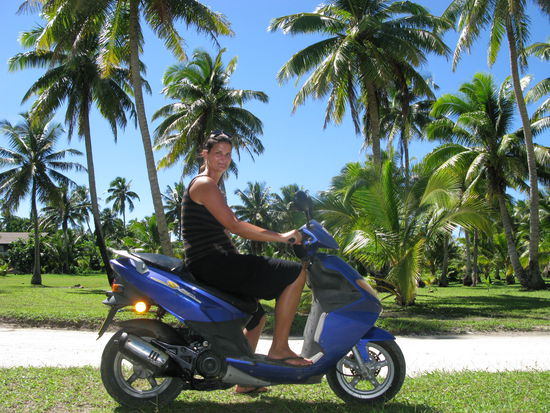 Bei einer Inselrundfahrt erkundeten wir das Leben Aitutaki's. Fraenzi posiert vor Traumkulisse. 