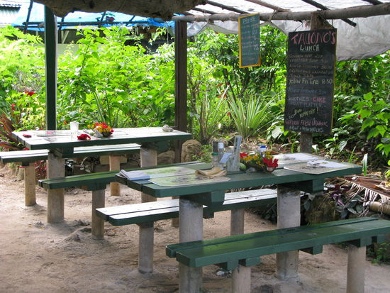 Bei "Tauonos" goennten wir uns ein leckeres Mittagessen. Sonja kochte oesterreichische Spezialitaeten mit Tauonos einheimischen Kraeutern &amp; Fruechten. Yammi!!! 