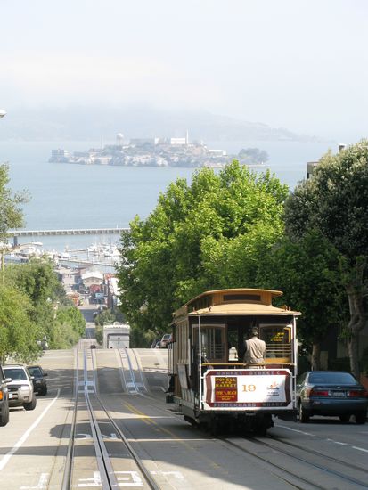Steil gehts den Hügel runter... Im Hintergrund ist die Insel "Alcatraz" zu sehen.