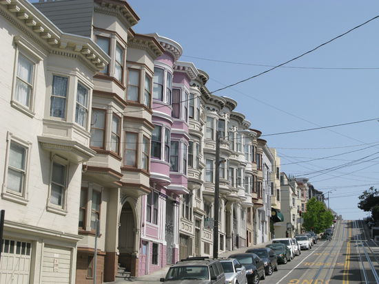 Typisch für San Francisco: Die schönen aneinander gereihten Häuser.