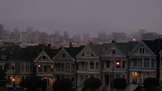 Auch sehr typisch: Der "Alamo Square" mit den bunt bestrichenen Häusern und die Skyline im Hintergrund.