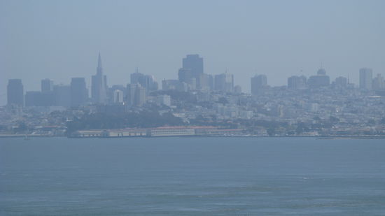 Auf der Brücke angekommen, konnten wir bis zur Stadt schauen.