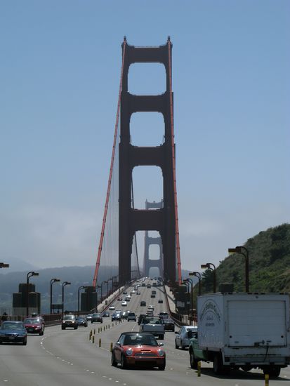 Tag &amp; Nacht herrscht ein reger Verkehr. Zum Glück hatten wir einen extra Fahrradstreifen.